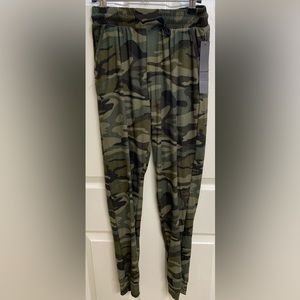 Leggings Depot • Camo Joggers • Sz SM